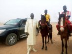 Remise d'un cheval harnaché  par le sultan d'Agadez à l'occasion de la fête de 24 Avril 